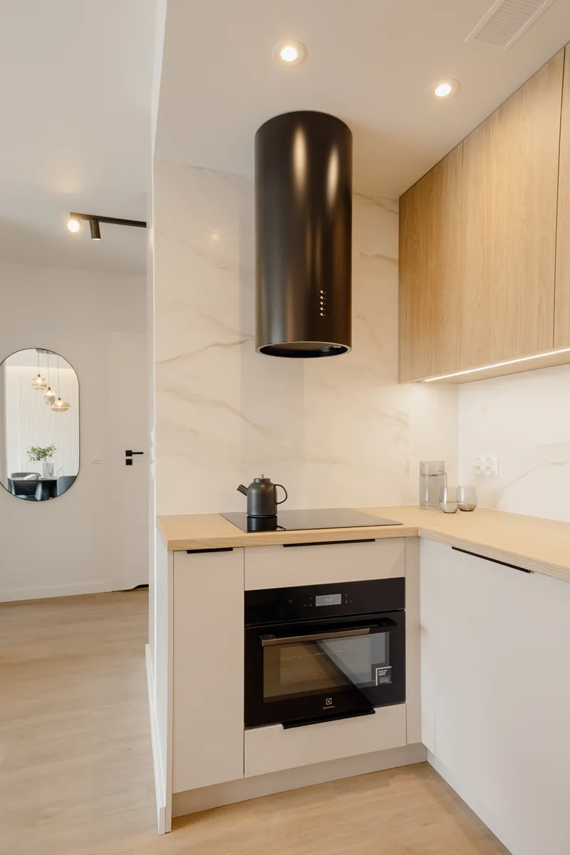 Kuchnia beżowa z drewnem